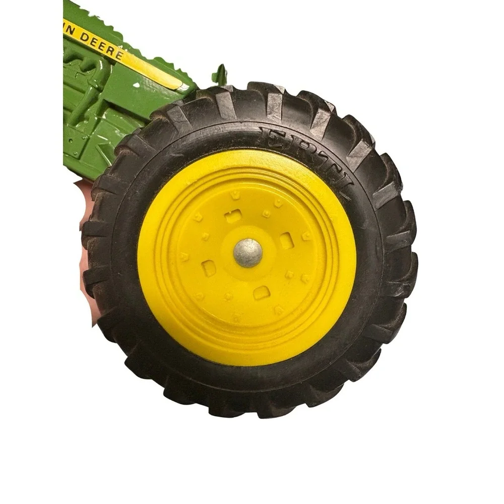 ERTL 1:16 scale‎ John Deere model 2440 die-cast utility tractor toy
